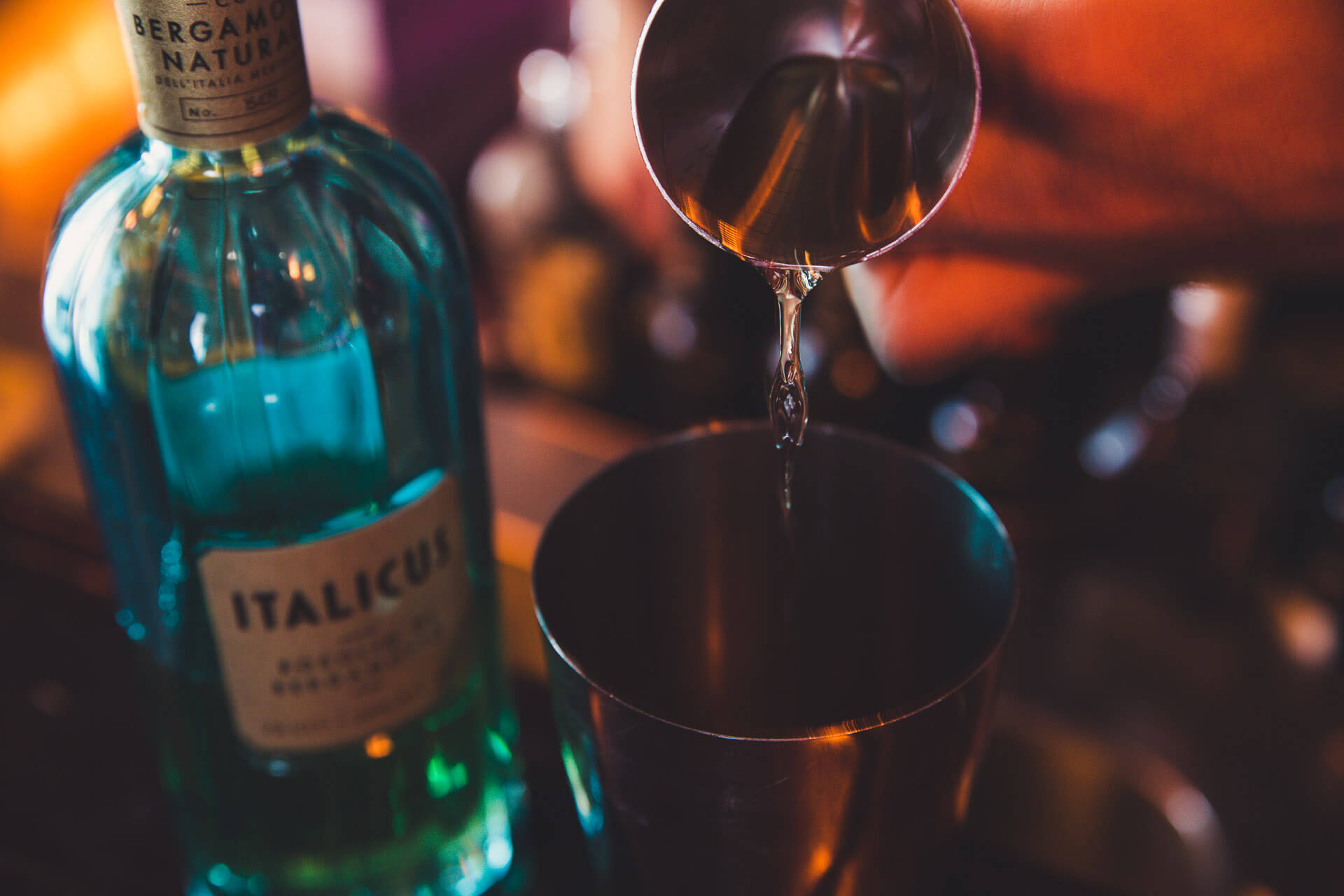 Ein Cocktail wird in der CHASE Bar gemixt