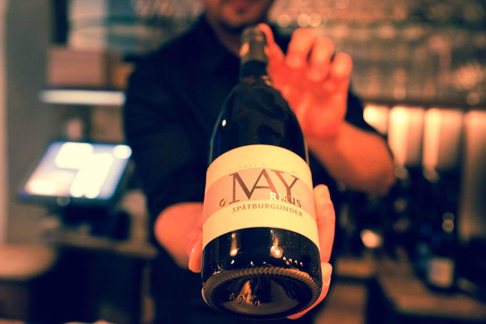 Eine Flasche Spätburgunder wird im CHASE Steakhouse präsentiert