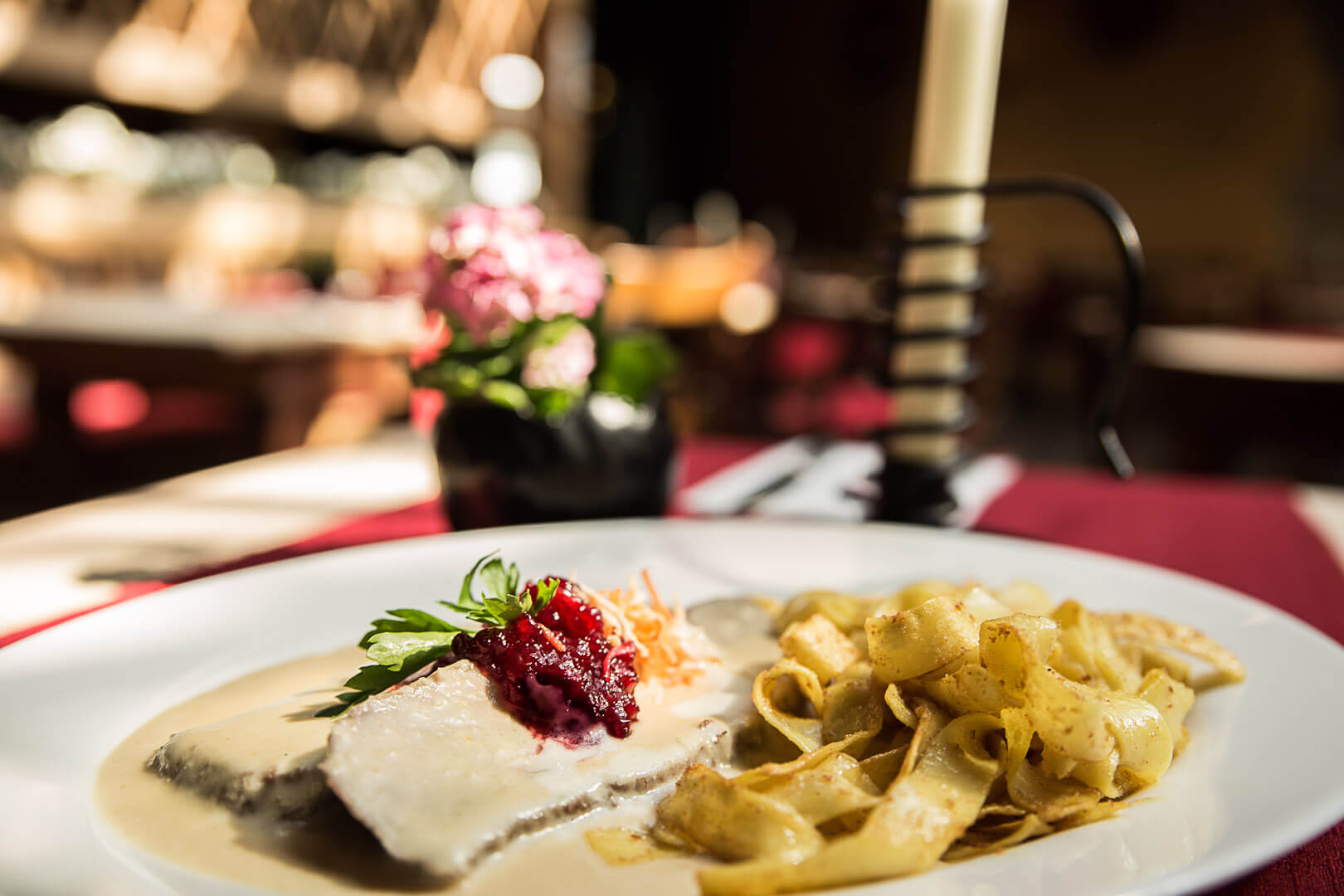 Fränkisches Gericht auf einem Tisch im Restaurant Backöfele