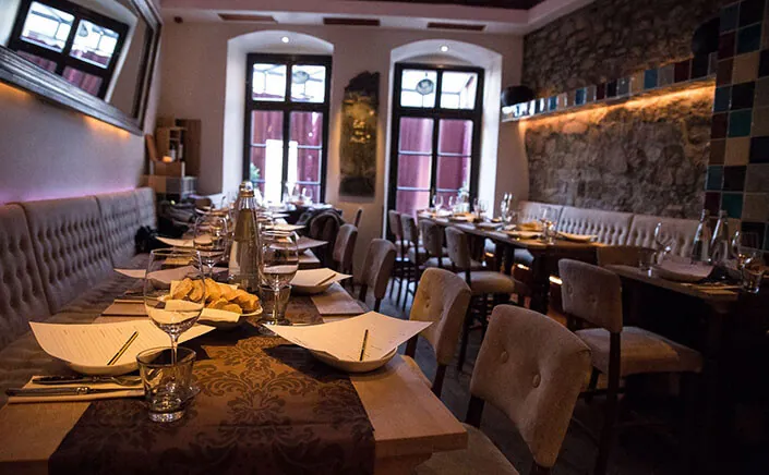 Comedor del CHASE Steakhouse con mesas puestas y banco corrido